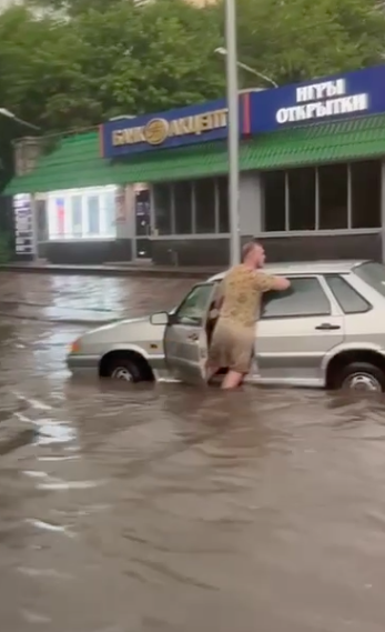 Фото Мощный ураган обрушился на Новосибирск. ОНЛАЙН 9 - Сиб.ФМ Фото Мощный ураган обрушился на Новосибирск. ОНЛАЙН 9